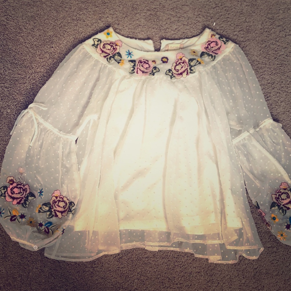 Beautiful blouse with flower embroidery 🌺